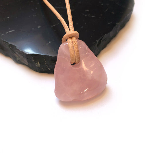 Rosenquarz Edelstein Kette mit Lederband