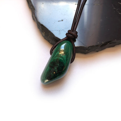 Malachit Edelstein Kette mit Lederband