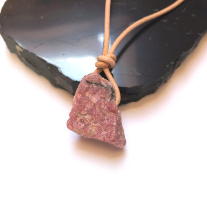 Rhodonit Rohstein Kette Edelstein mit Lederband