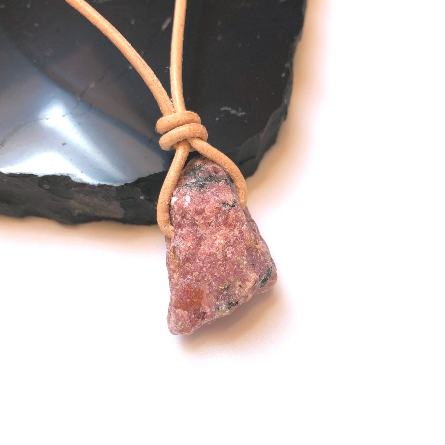 Rhodonit Rohstein Kette Edelstein mit Lederband