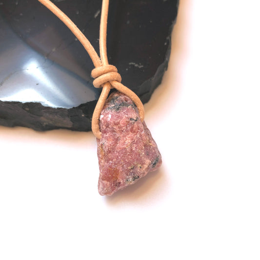 Rhodonit Rohstein Kette Edelstein mit Lederband