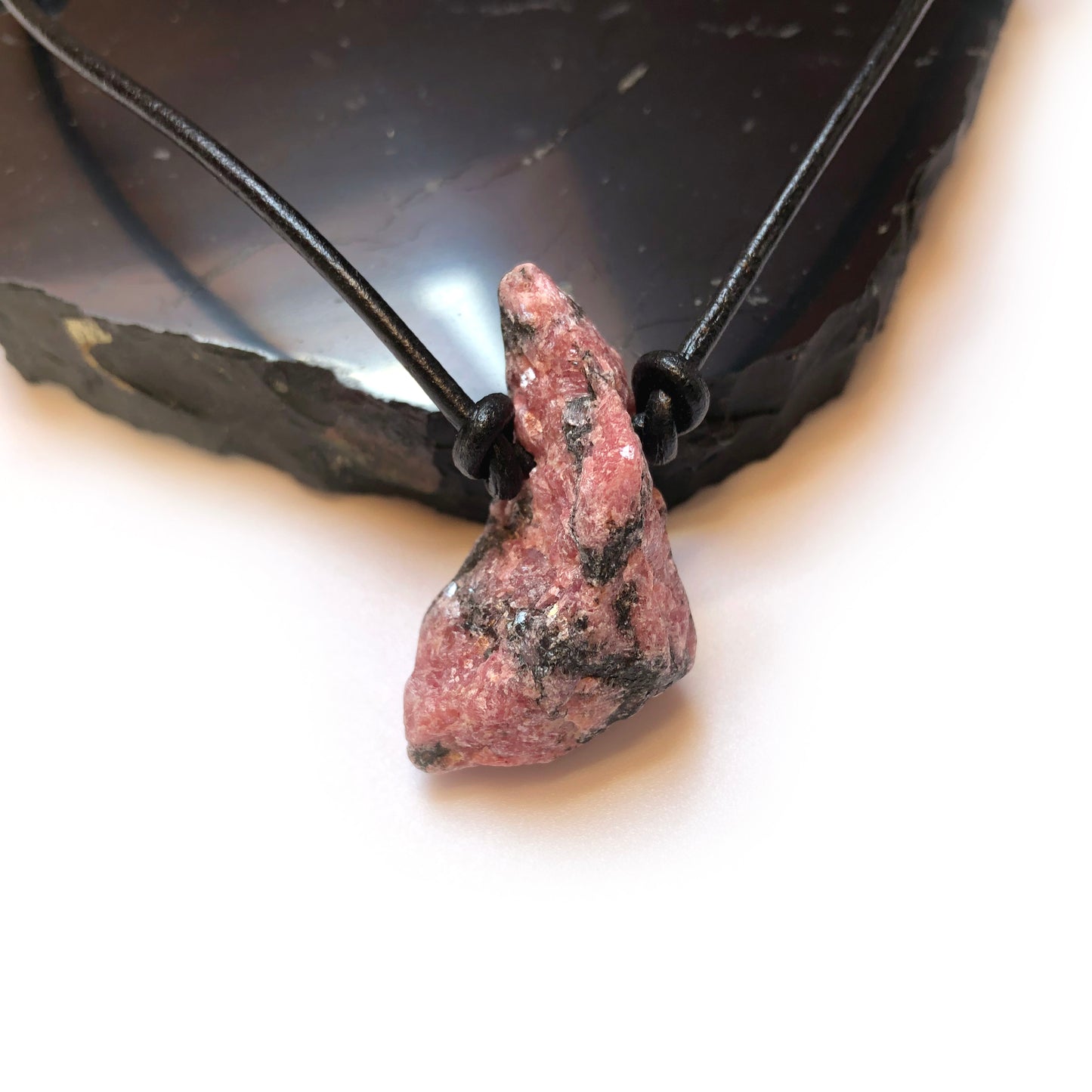 Rhodonit Rohstein Kette Edelstein mit Lederband