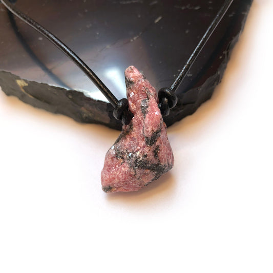 Rhodonit Rohstein Kette Edelstein mit Lederband