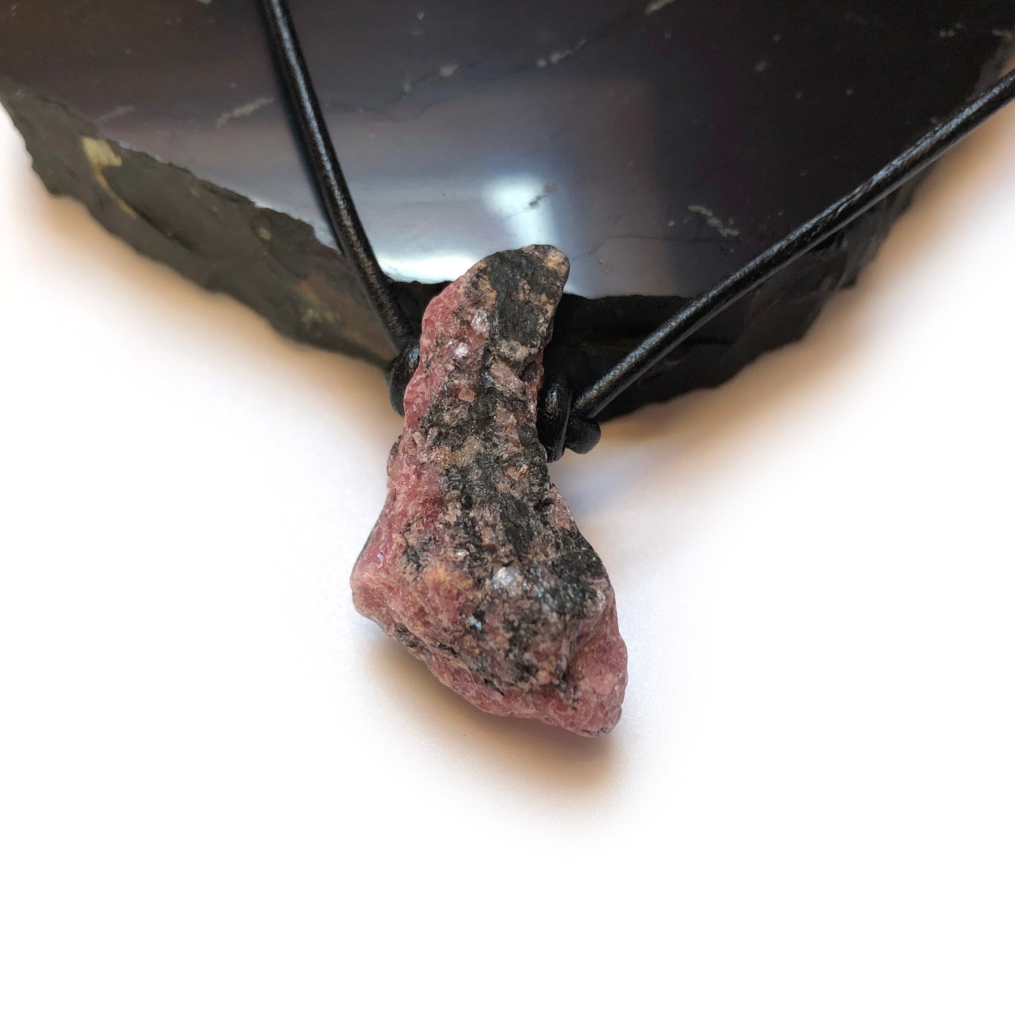 Rhodonit Rohstein Kette Edelstein mit Lederband