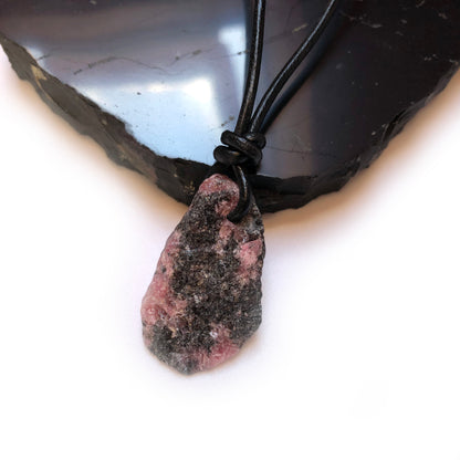 Rhodonit Rohstein Kette Edelstein mit Lederband
