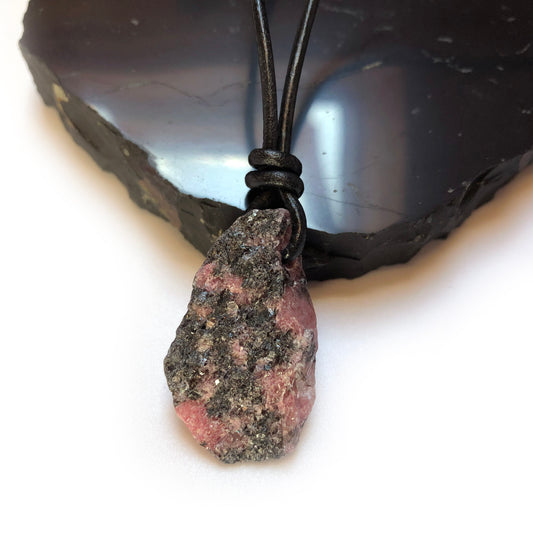Rhodonit Rohstein Kette Edelstein mit Lederband