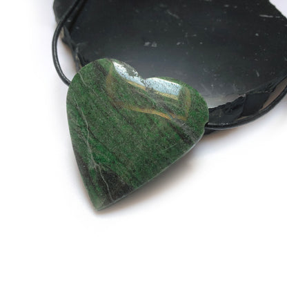 Jade Herz Edelstein Kette mit Lederband