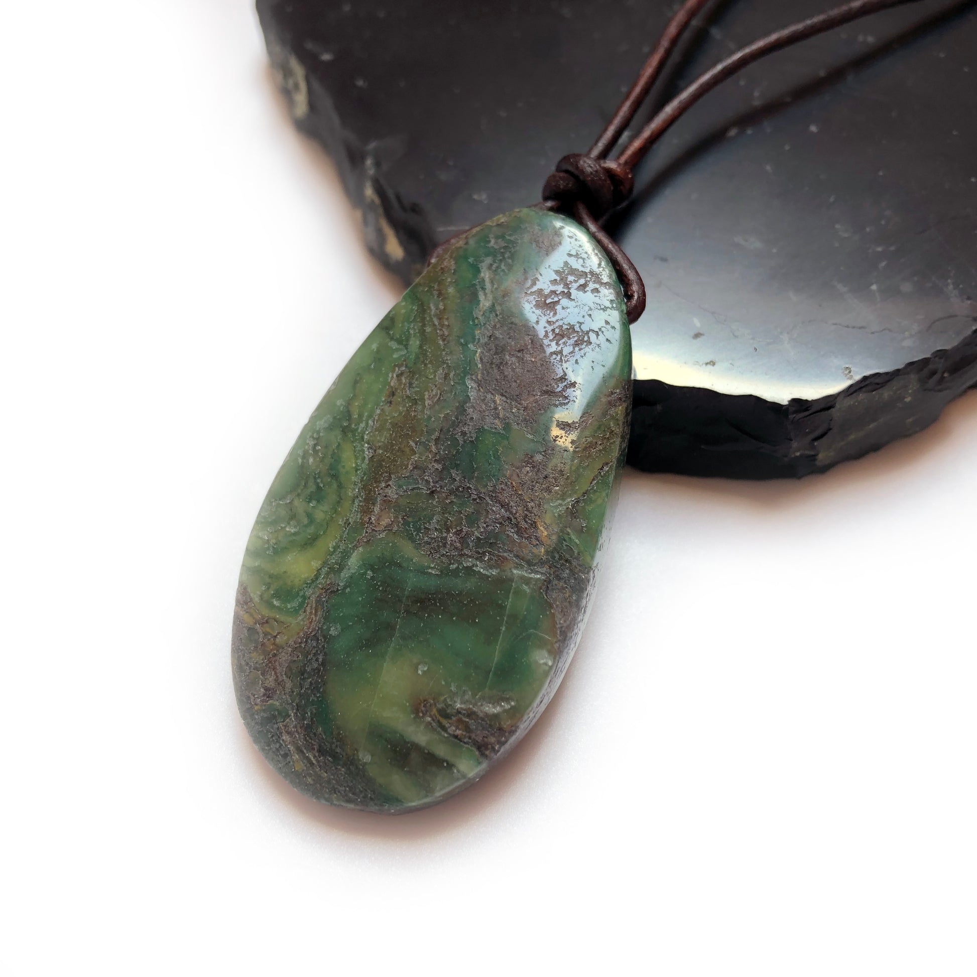 Prasem Edelstein Kette mit Lederband