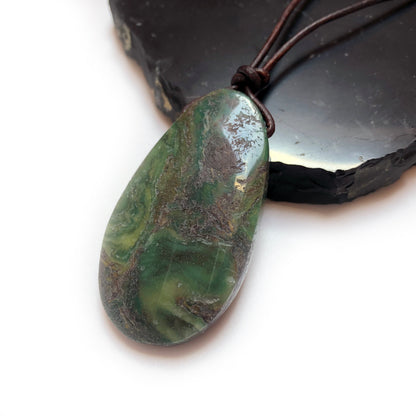 Prasem Edelstein Kette mit Lederband