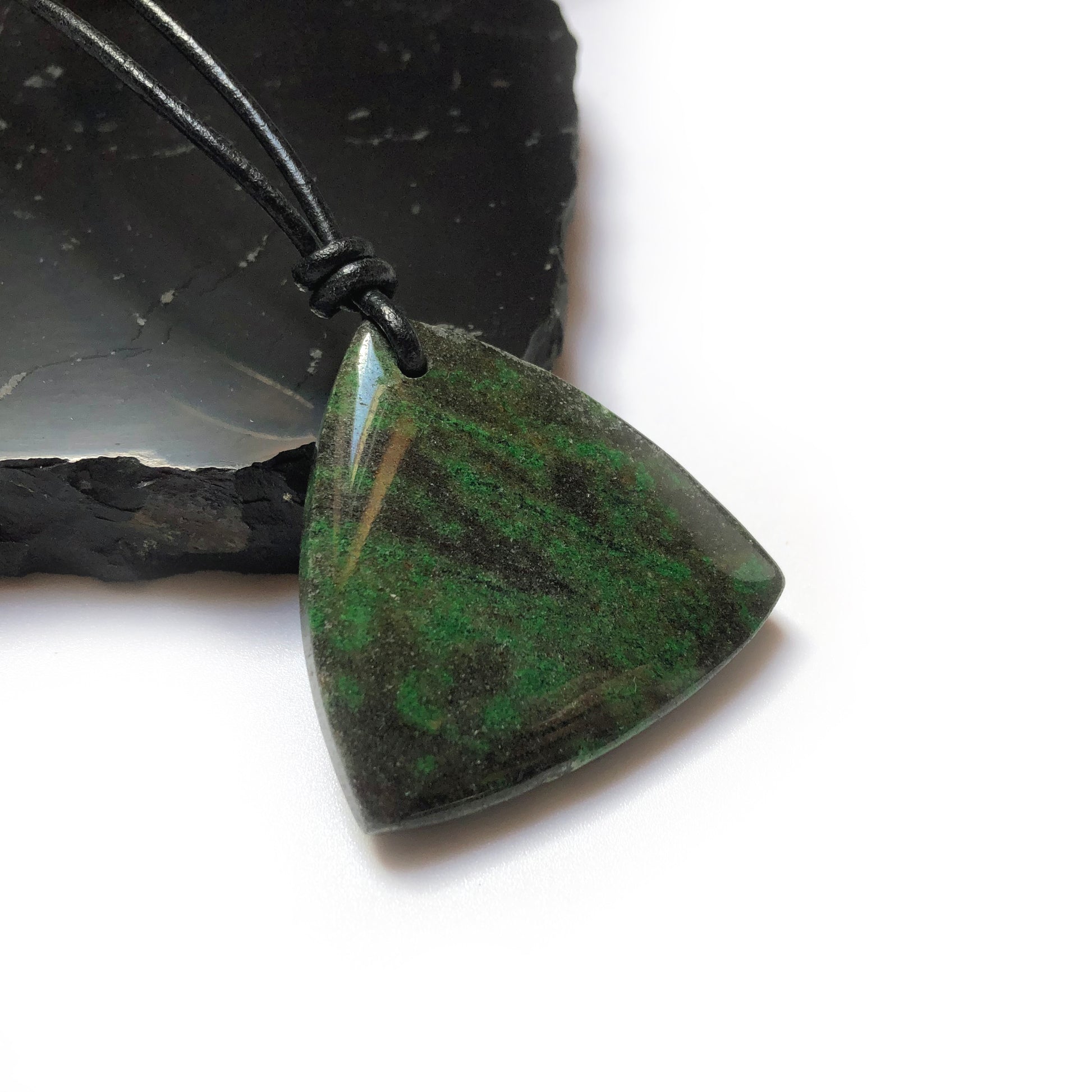 Jade Edelstein Kette mit Lederband