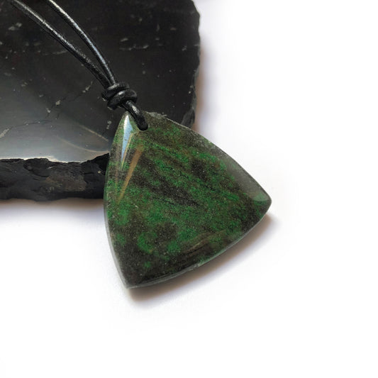 Jade Edelstein Kette mit Lederband