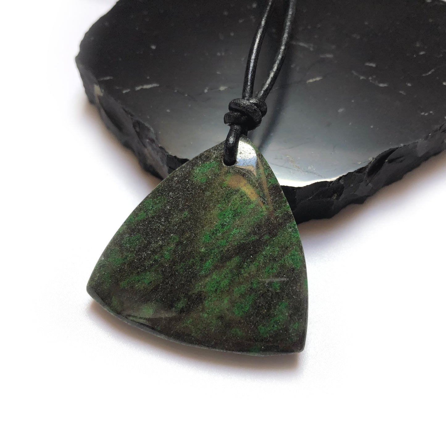 Jade Edelstein Kette mit Lederband