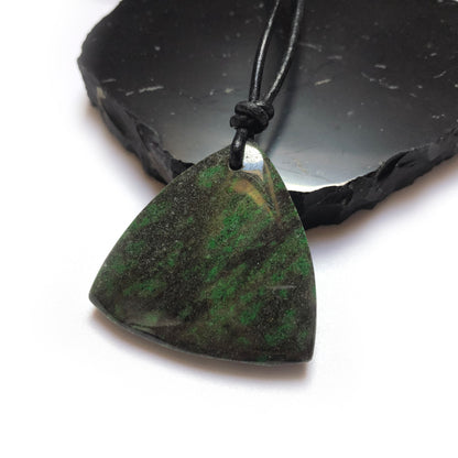Jade Edelstein Kette mit Lederband