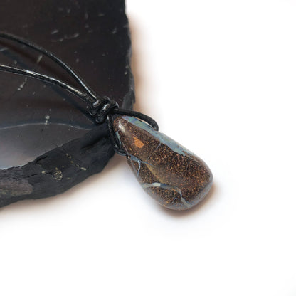 Boulder Opal Edelstein Kette mit Lederband