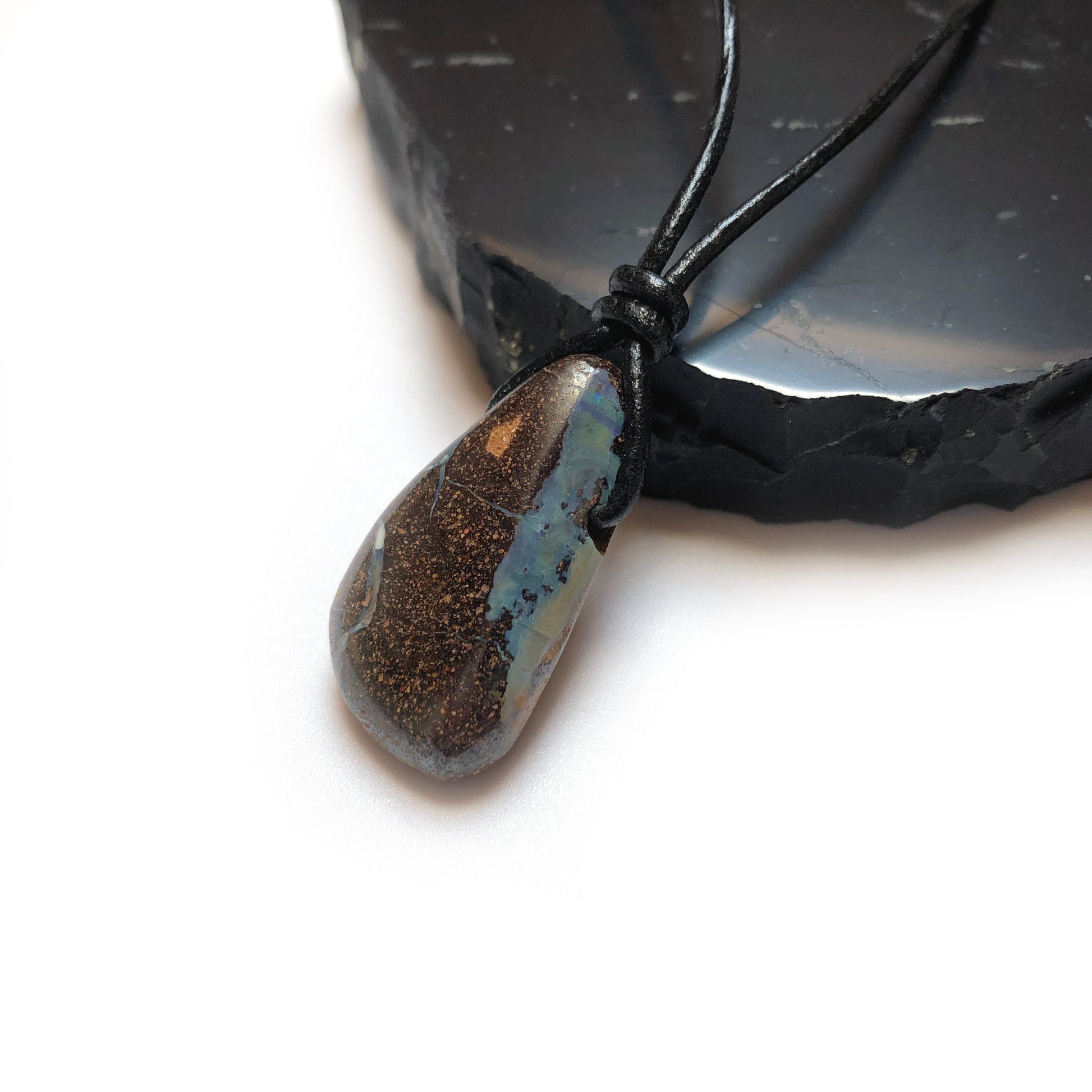 Boulder Opal Edelstein Kette mit Lederband