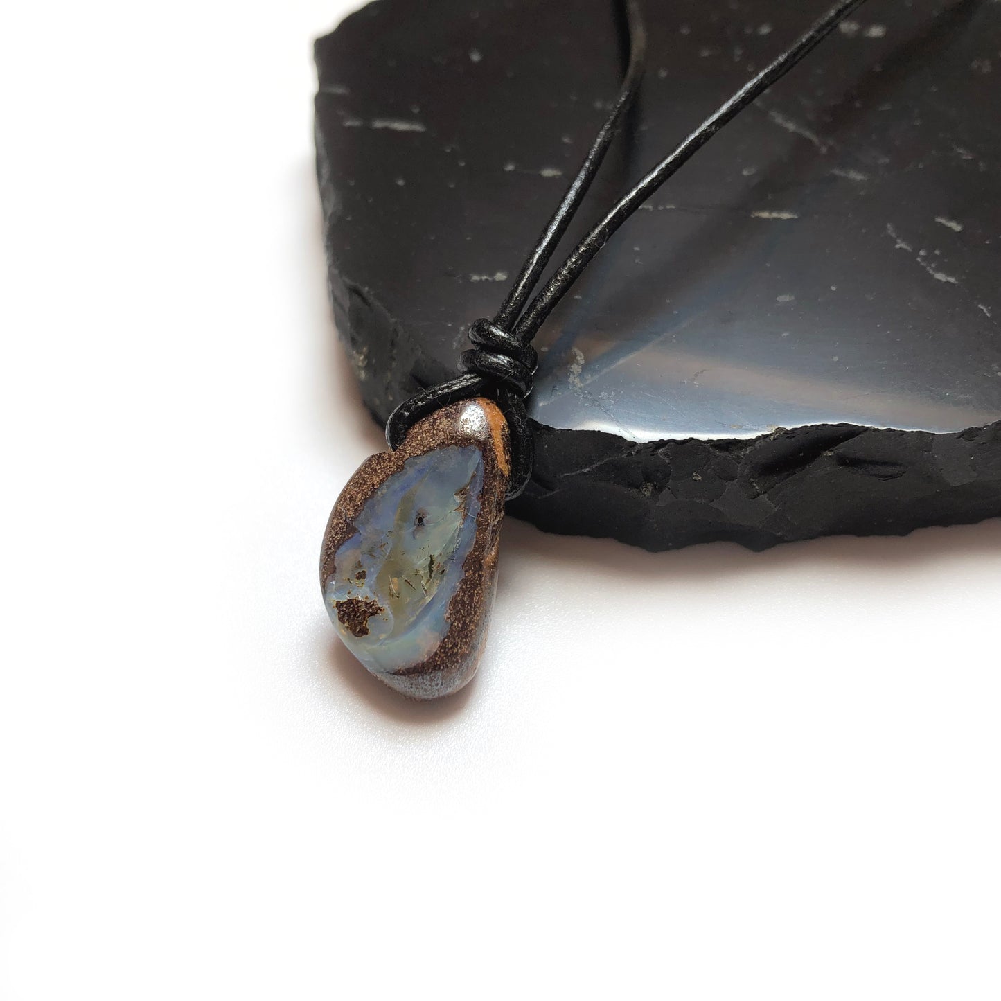 Boulder Opal Edelstein Kette mit Lederband