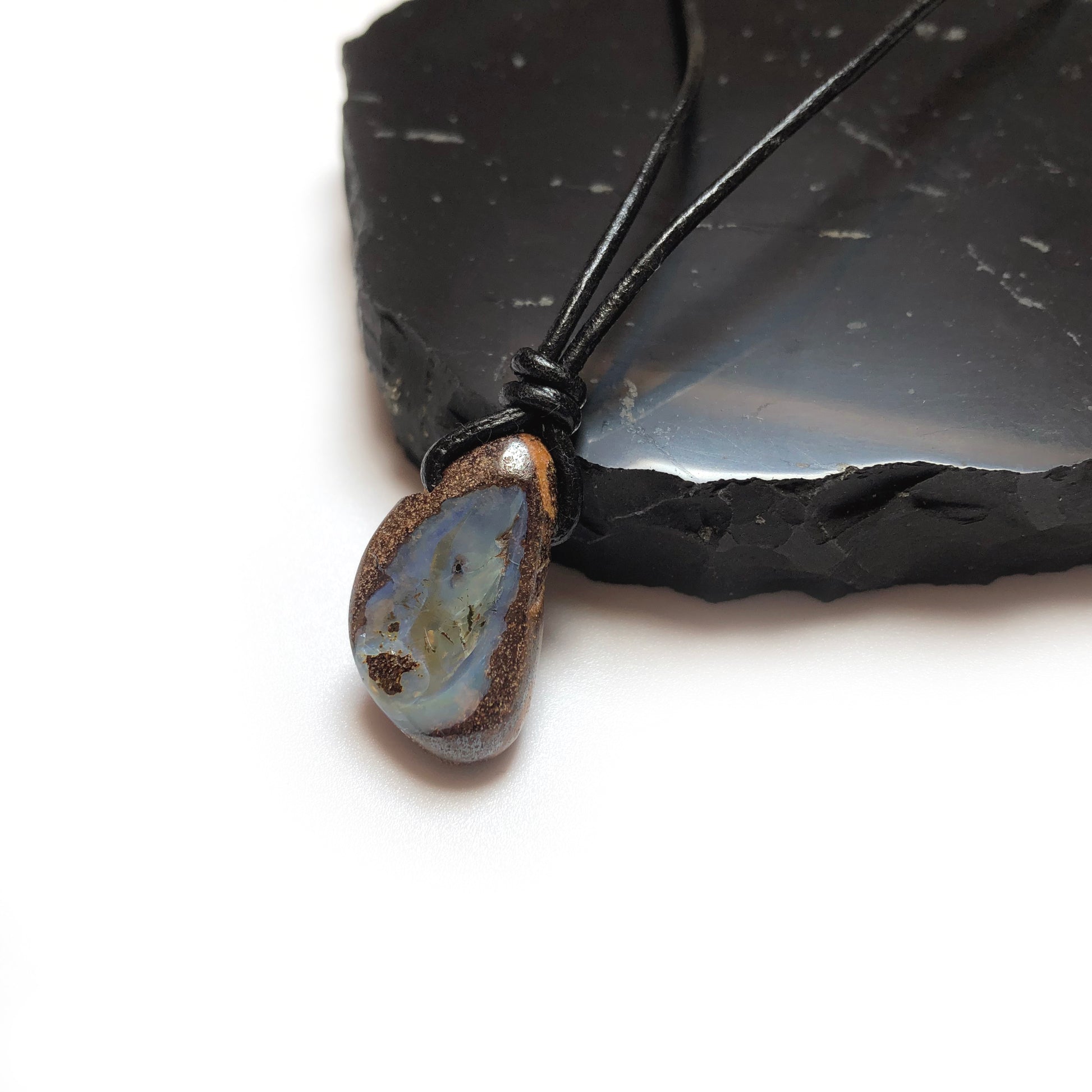 Boulder Opal Edelstein Kette mit Lederband