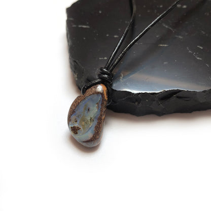 Boulder Opal Edelstein Kette mit Lederband