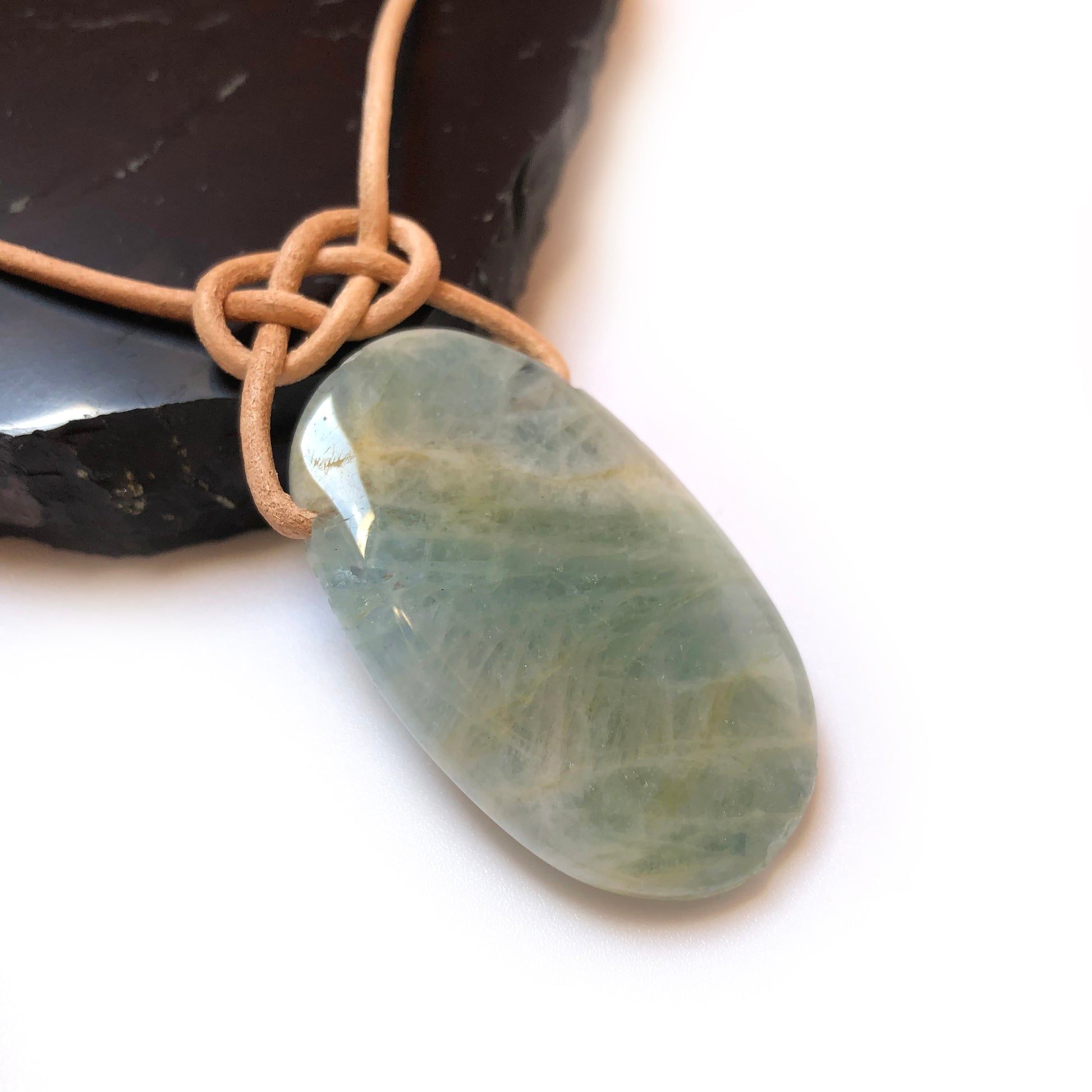 Aquamarin Edelstein Kette mit Lederband