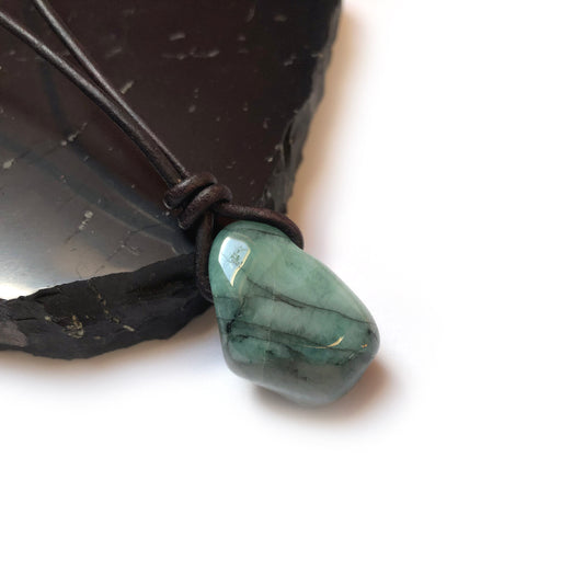 Smaragd Edelstein Kette mit Lederband