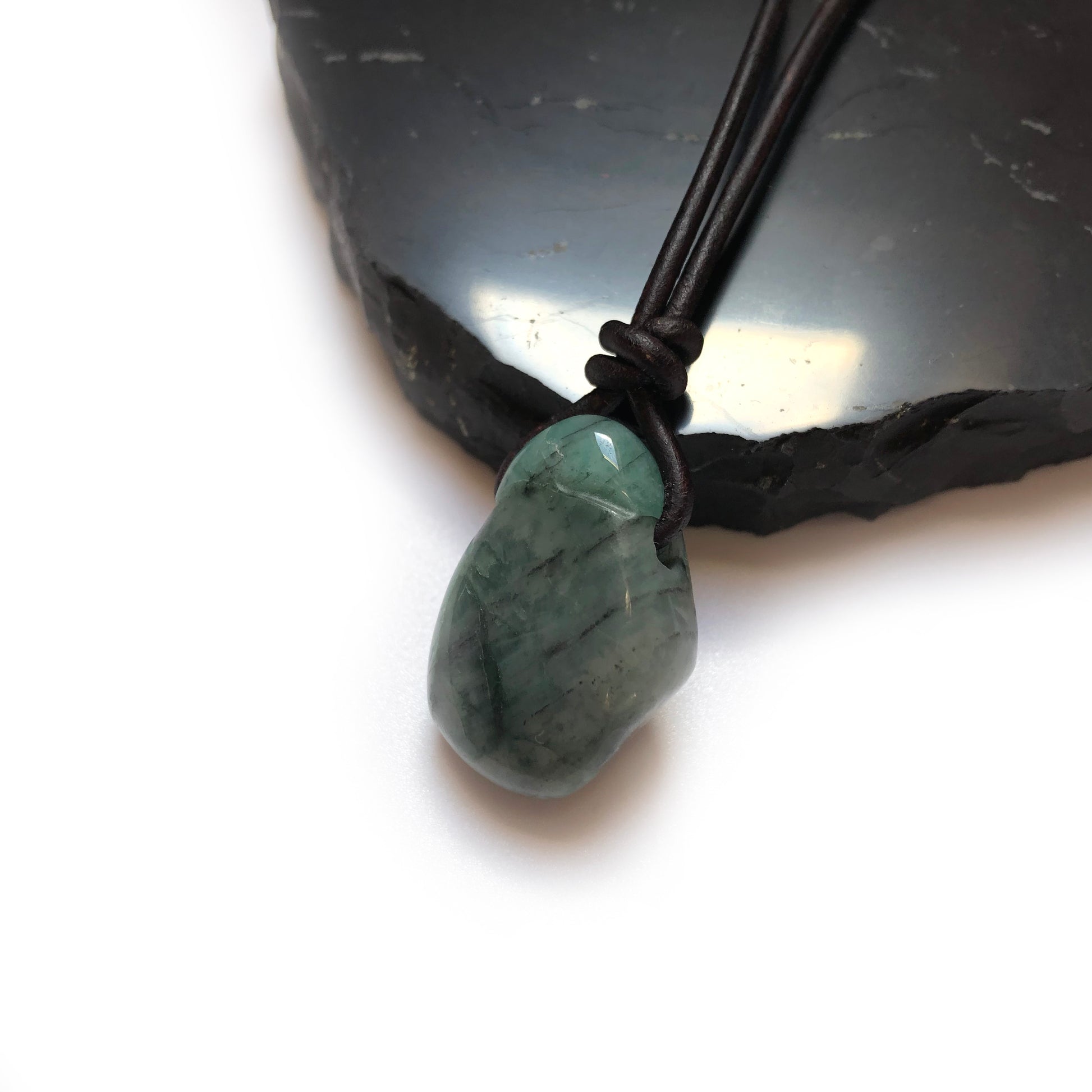 Smaragd Edelstein Kette mit Lederband
