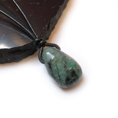 Smaragd Edelstein Kette mit Lederband