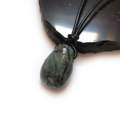 Smaragd Edelstein Kette mit Lederband