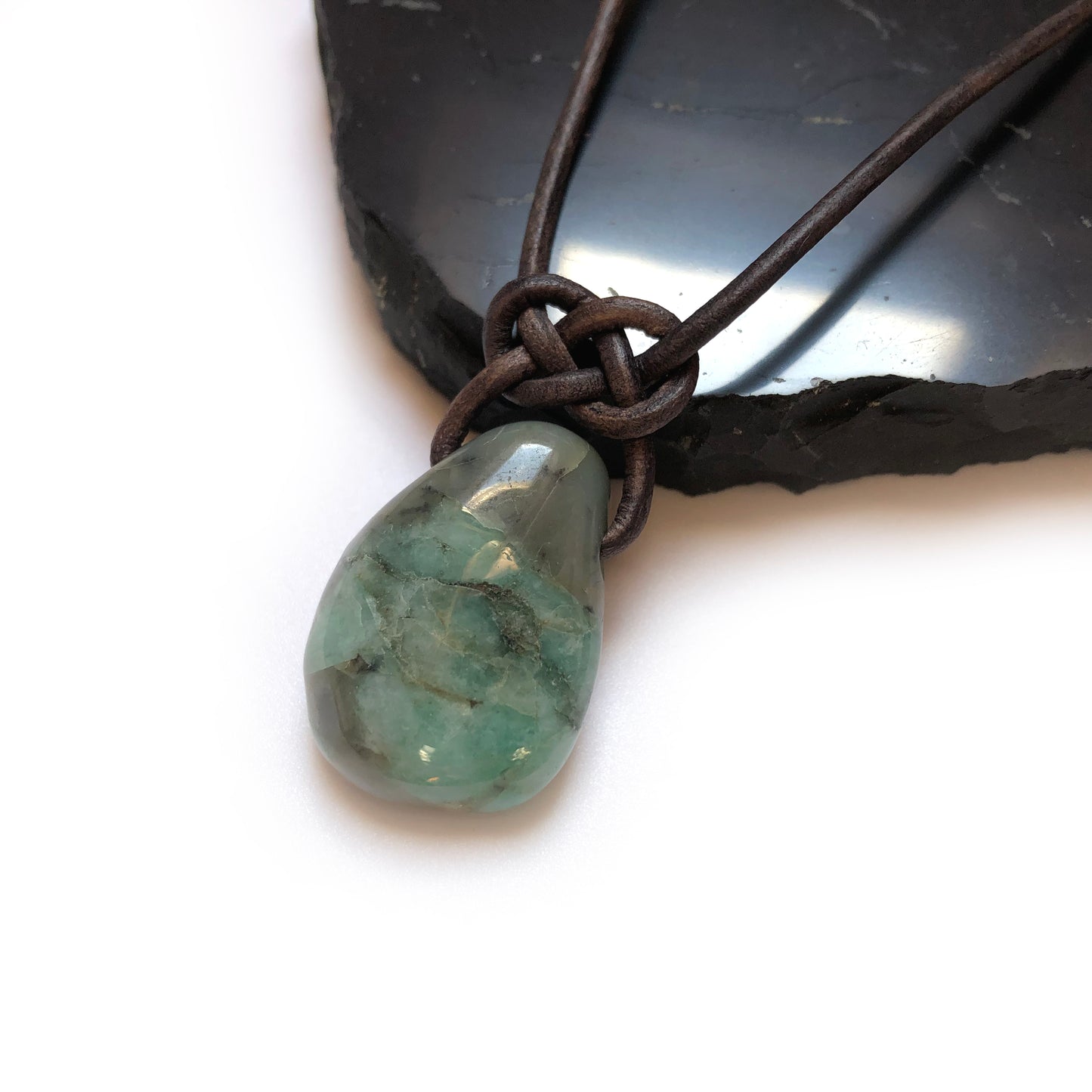 Smaragd Edelstein Kette mit Lederband