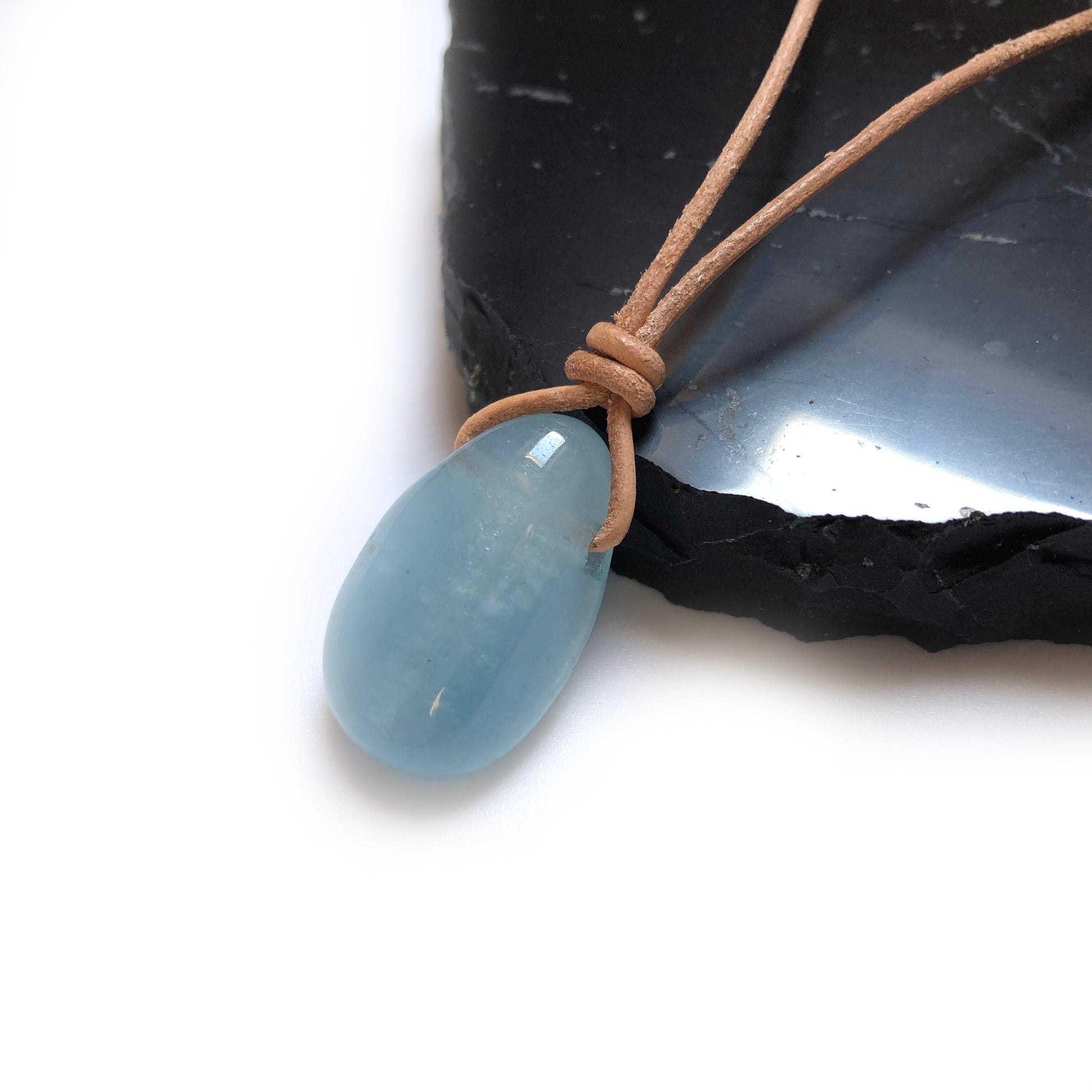 Aquamarin Edelstein Kette mit Lederband