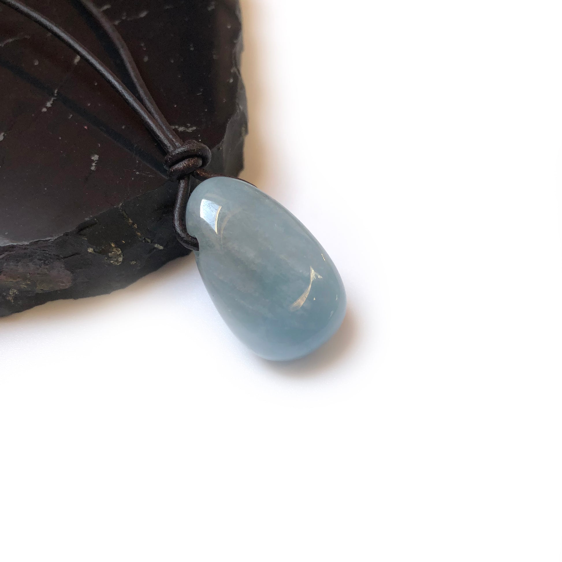 Aquamarin Edelstein Kette mit Lederband