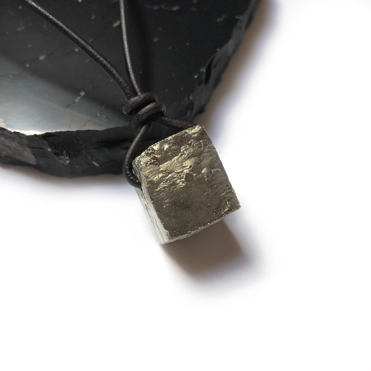 Pyrit Würfel Edelstein Kette mit Lederband