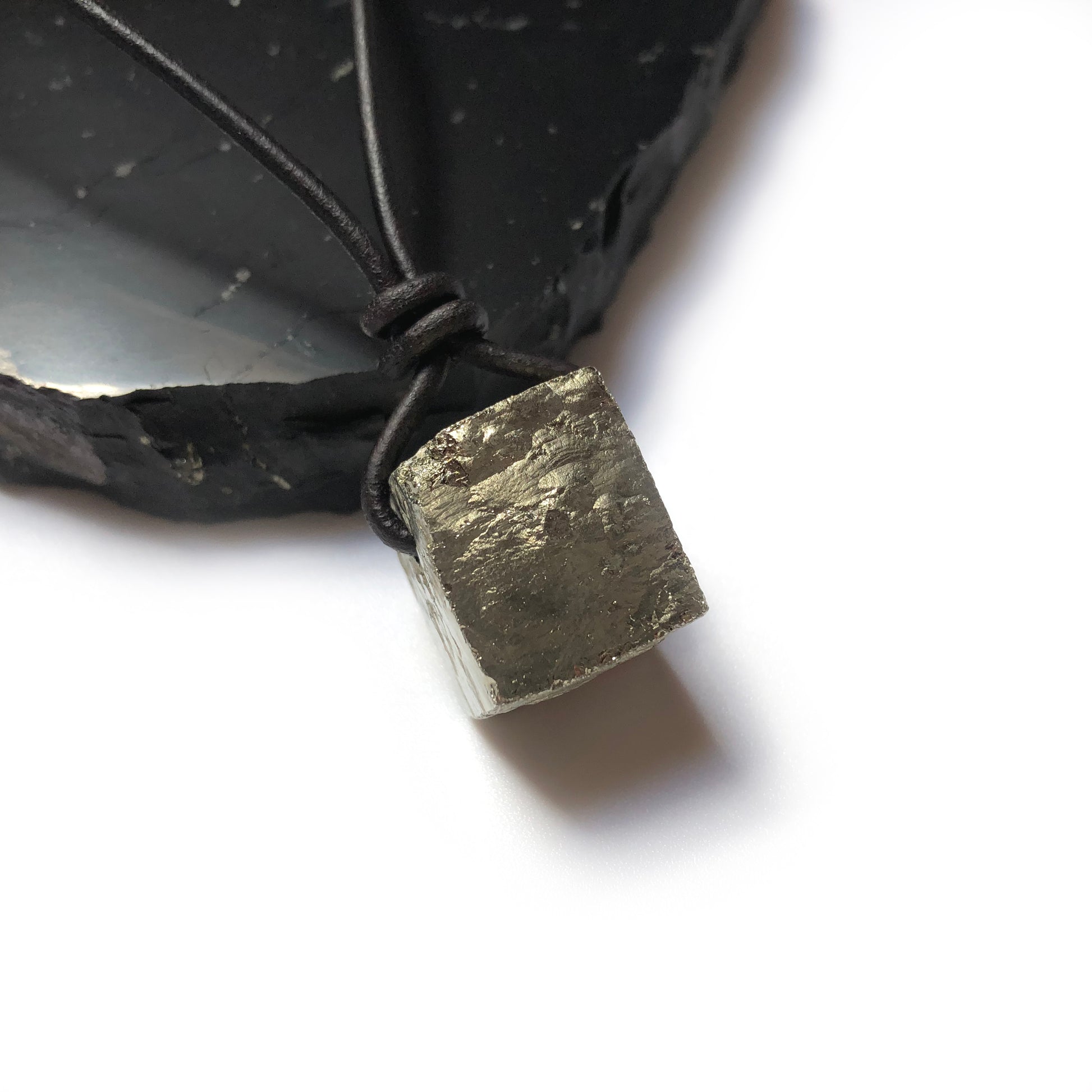 Pyrit Würfel Edelstein Kette mit Lederband