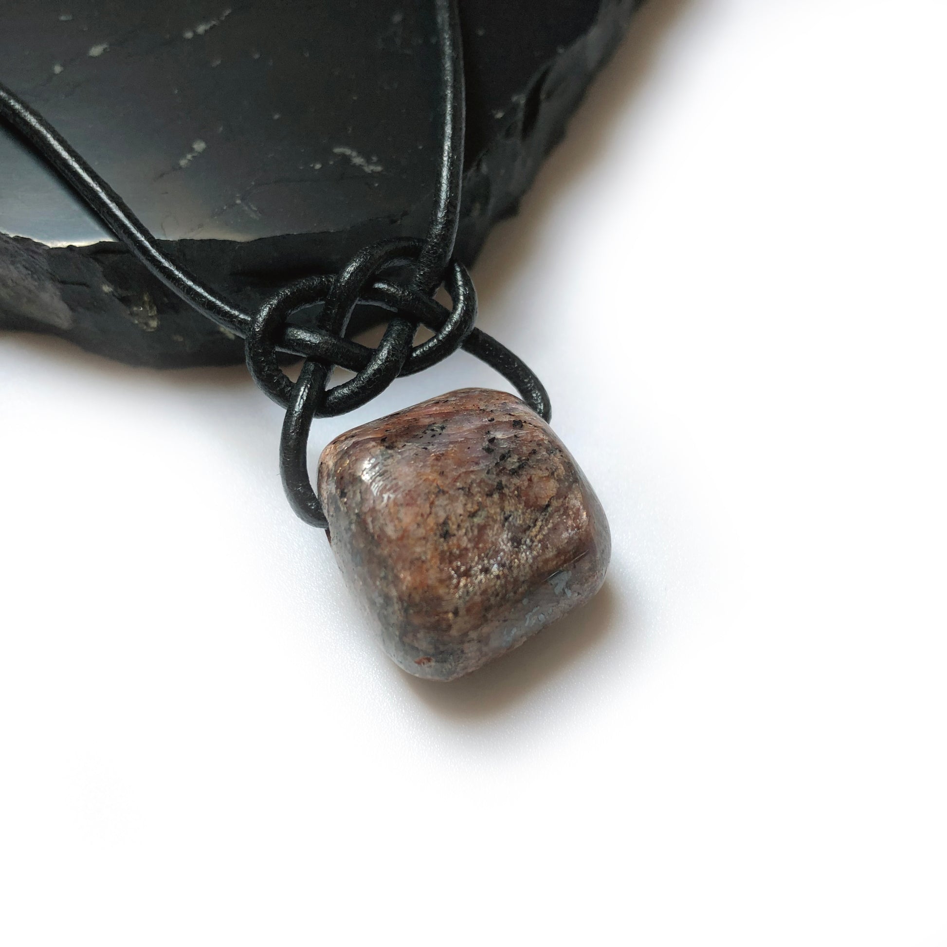 Rubin Edelstein Kette mit Lederband