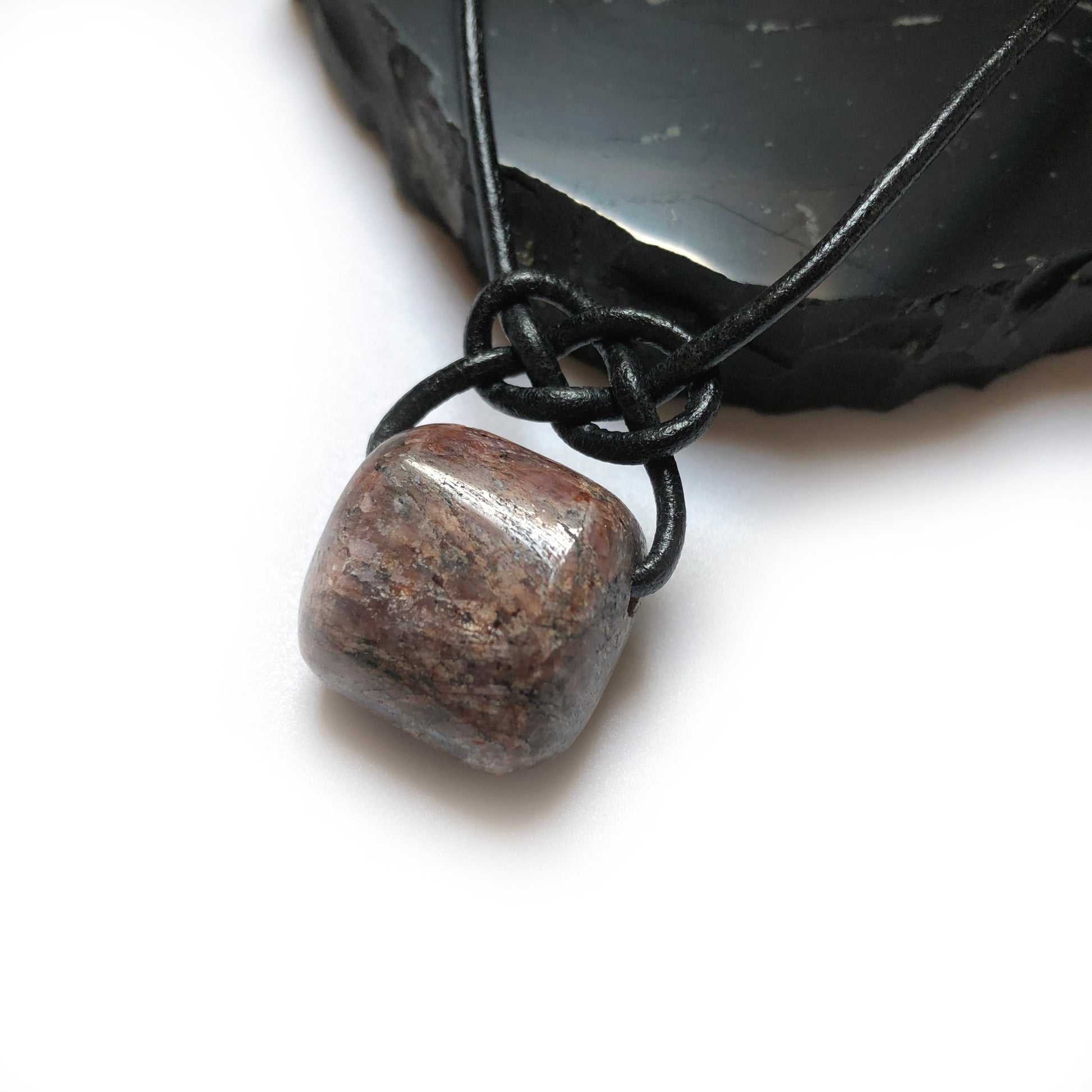 Rubin Edelstein Kette mit Lederband