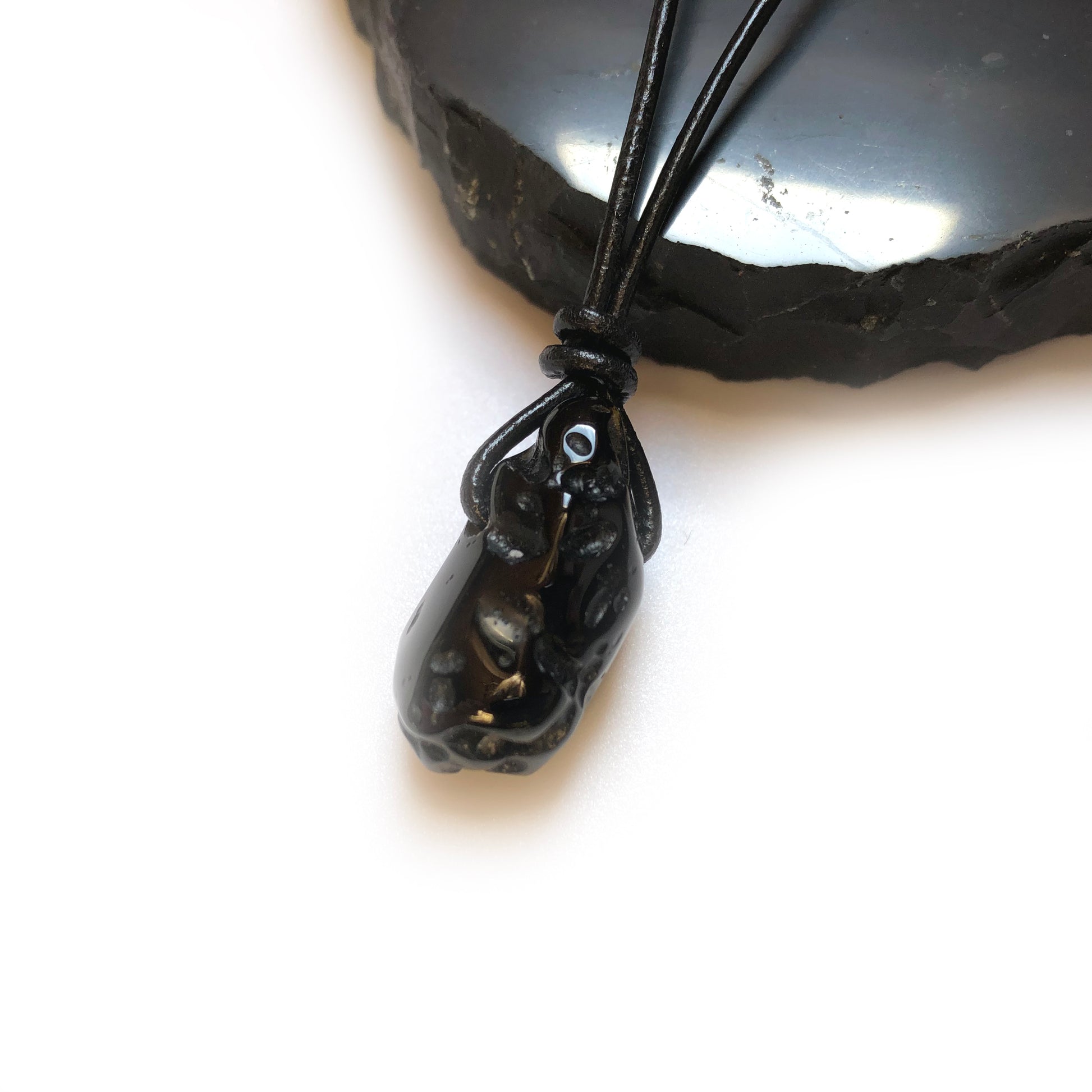 Tektit Edelstein Kette mit Lederband