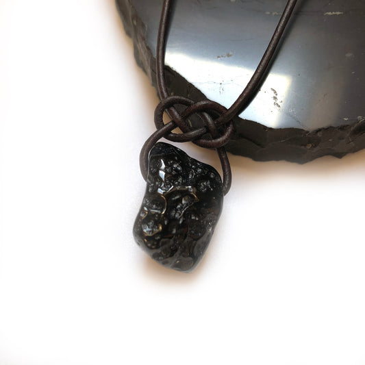 Tektit Edelstein Kette mit Lederband