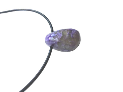 Charoit Edelstein Kette mit Lederband