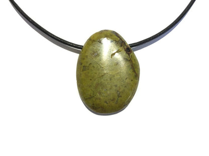 Grüner Opal Edelstein Kette mit Lederband