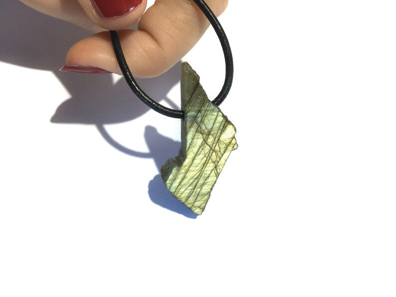 Labradorit Rohstein Kette Edelstein mit Lederband