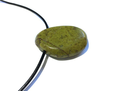 Grüner Opal Edelstein Kette mit Lederband