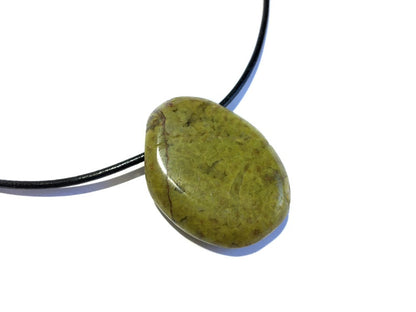 Grüner Opal Edelstein Kette mit Lederband