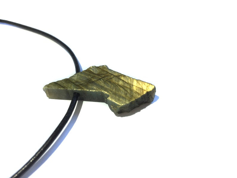 Labradorit Rohstein Kette Edelstein mit Lederband