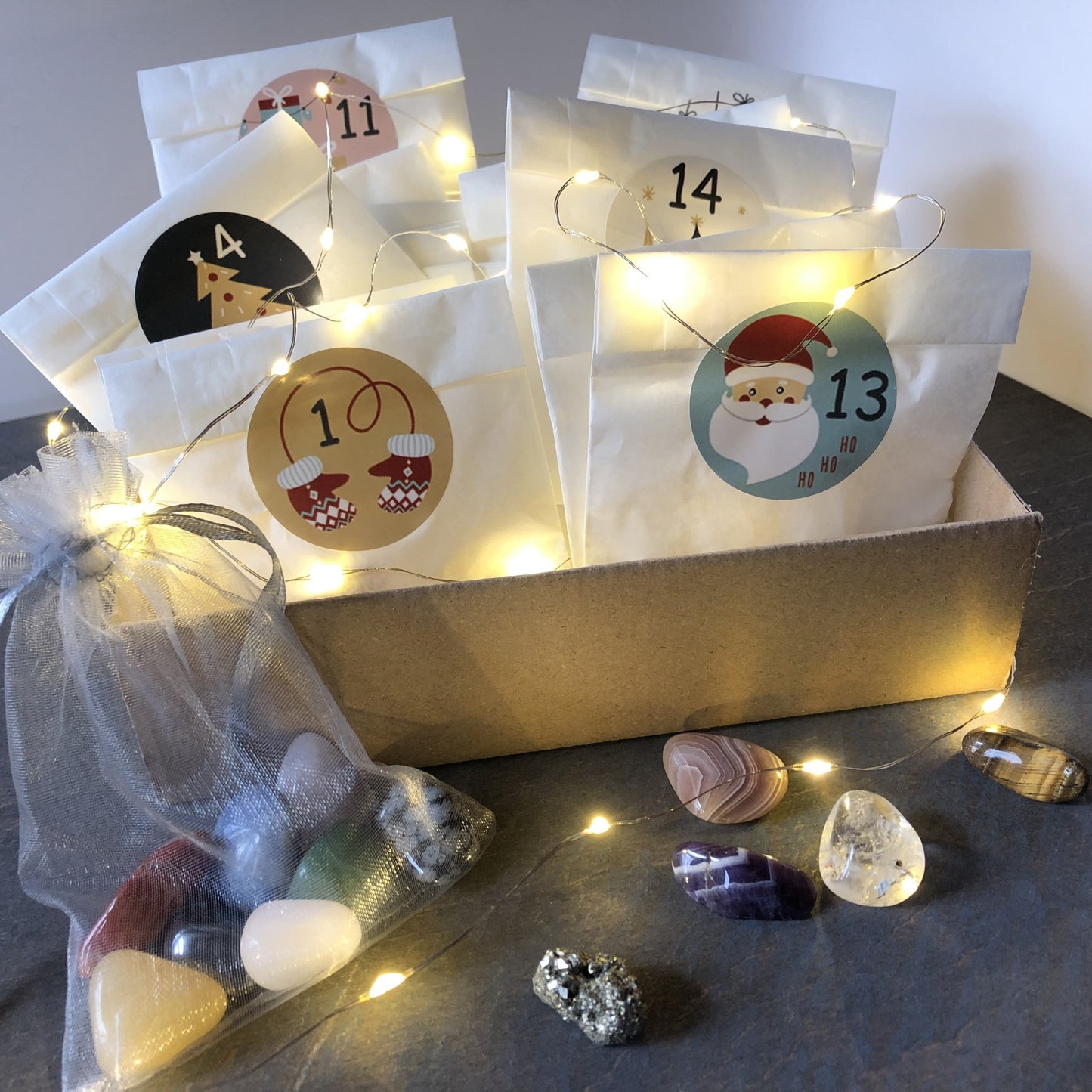 Handgemachter Edelstein Adventskalender mit 24 echten Edelsteinen und Kristallen – Geschenkidee zu Weihnachten