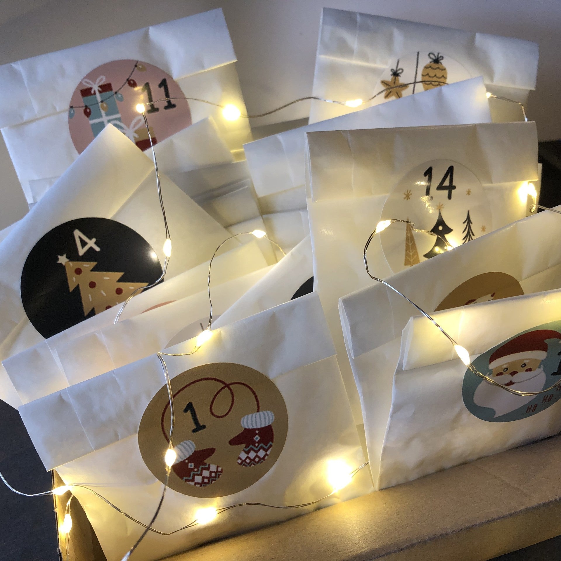 Handgemachter Edelstein Adventskalender mit 24 echten Edelsteinen und Kristallen – Geschenkidee zu Weihnachten