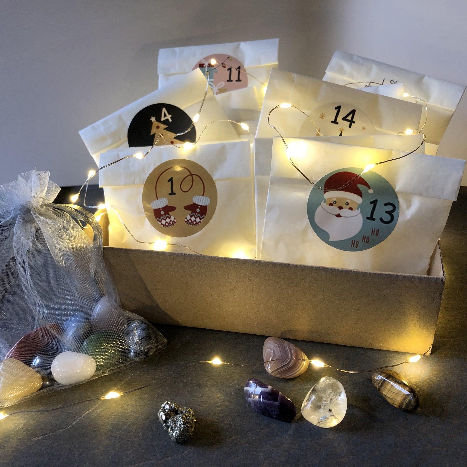 Handgemachter Edelstein Adventskalender mit 24 echten Edelsteinen und Kristallen – Geschenkidee zu Weihnachten