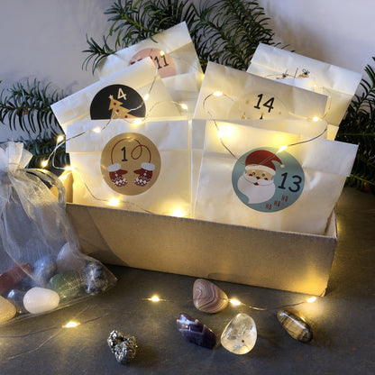 Handgemachter Edelstein Adventskalender mit 24 echten Edelsteinen und Kristallen – Geschenkidee zu Weihnachten