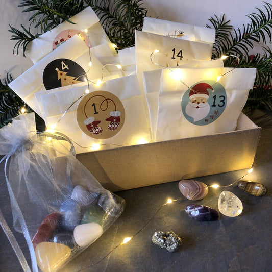 Handgemachter Edelstein Adventskalender mit 24 echten Edelsteinen und Kristallen – Geschenkidee zu Weihnachten