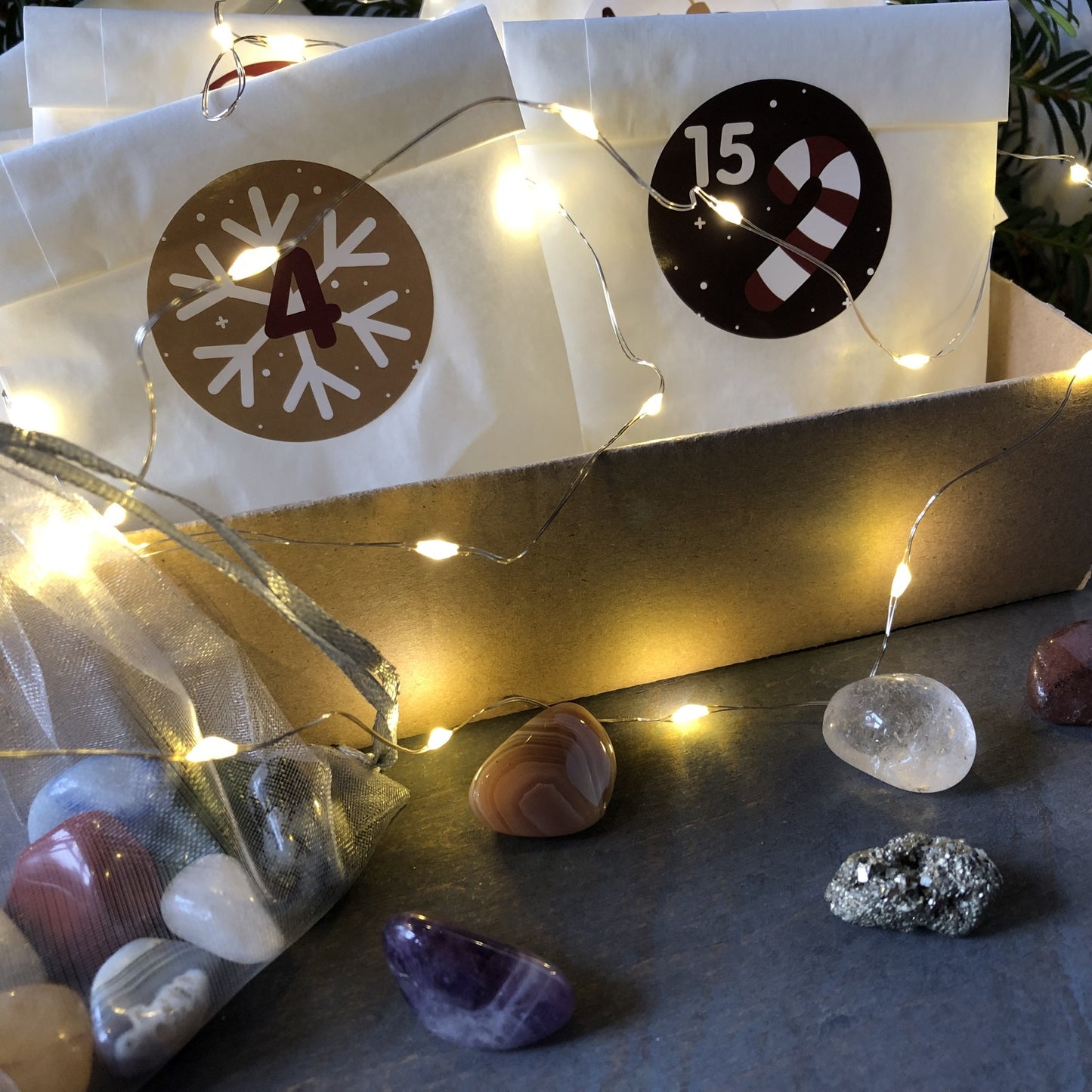 Edelstein Adventskalender – 24 Trommelsteine & Kristalle und eine Edelstein Kette